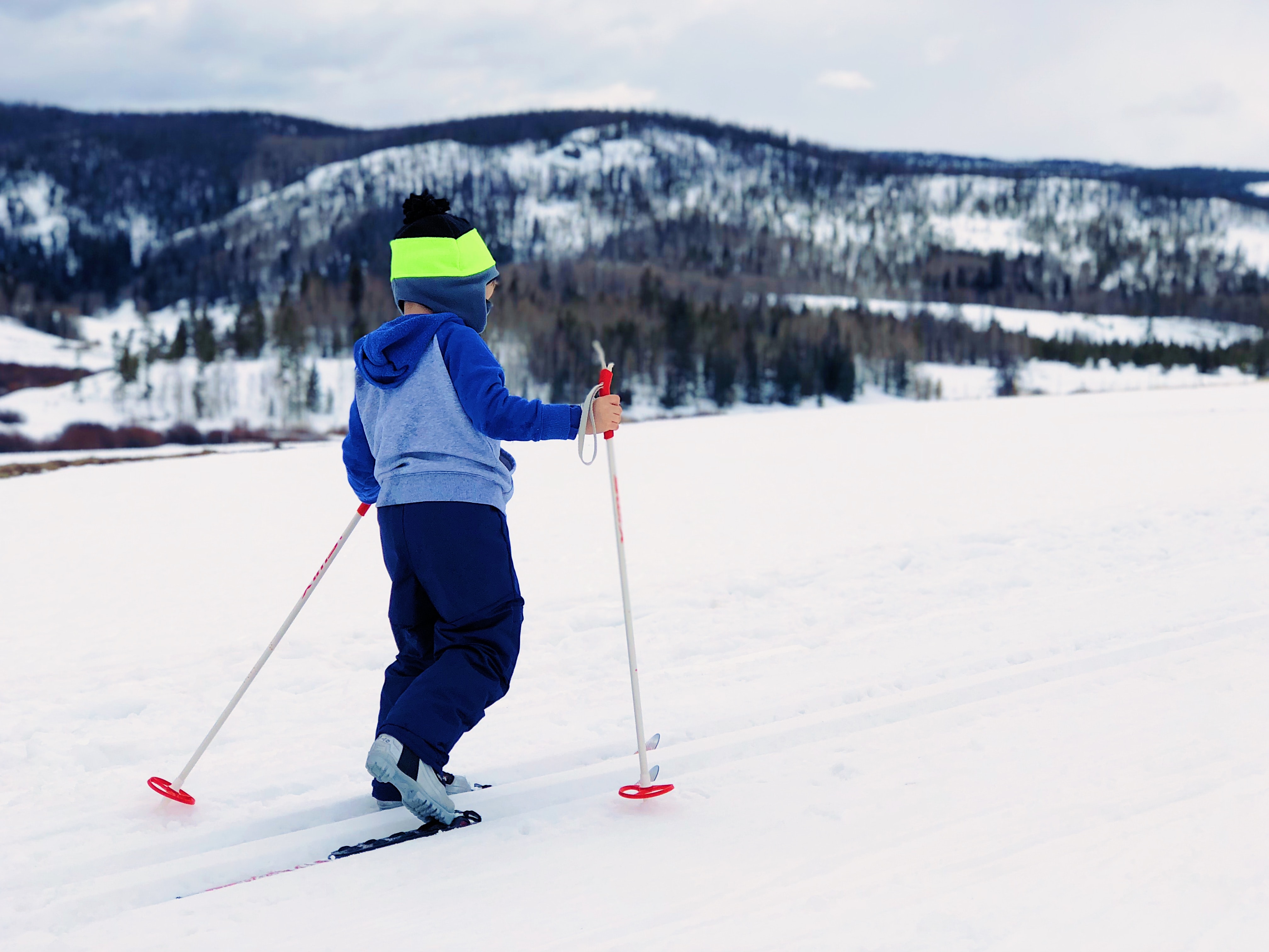 Barn som åker skidor