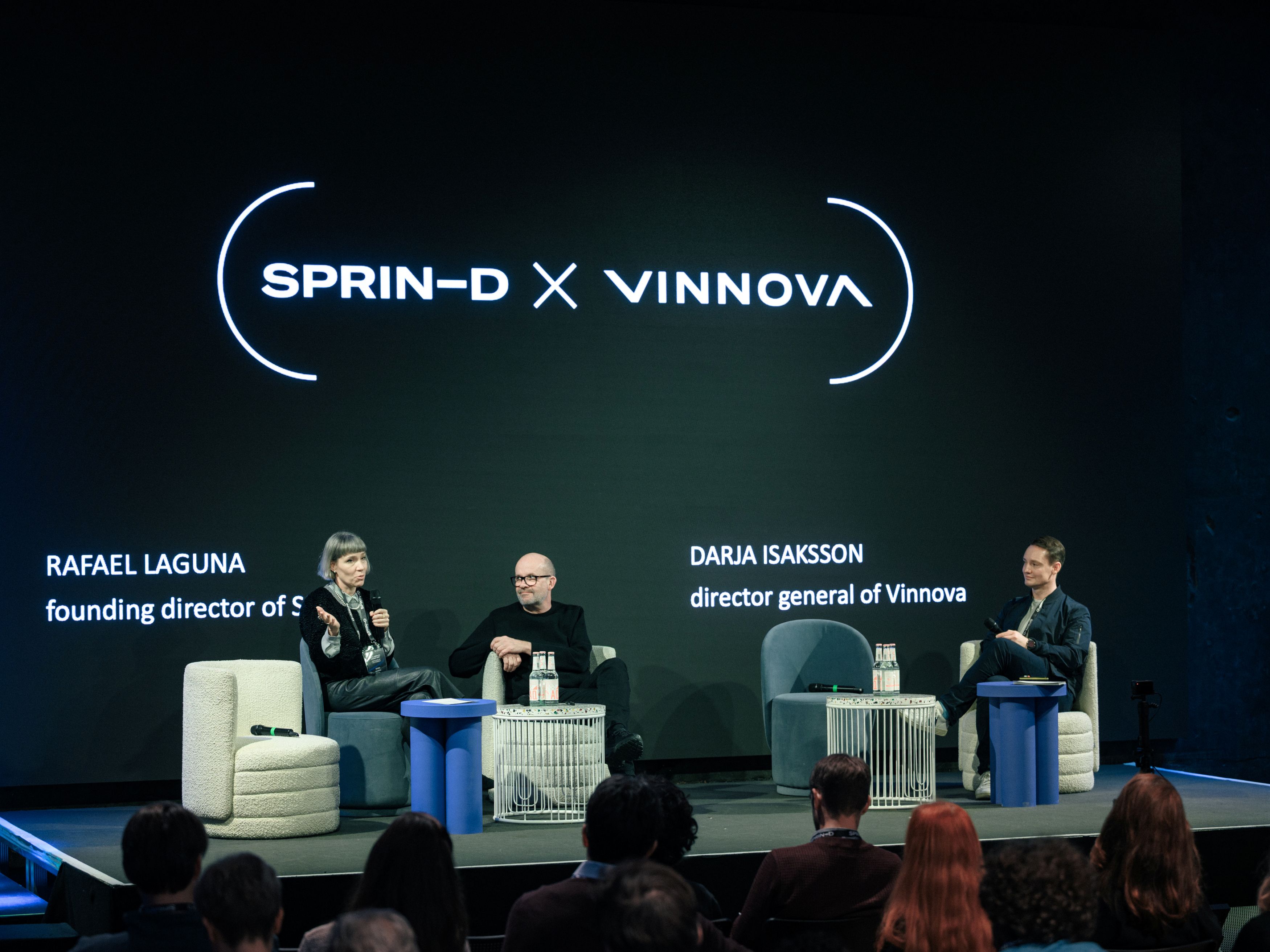 Darja Isaksson deltar i panelsamtal p&aring; scen