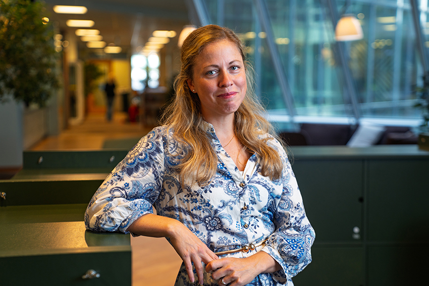 Cathrine Åsklint Foto: Anton Sällberg Cathrine Åsklint vid ett skrivbord