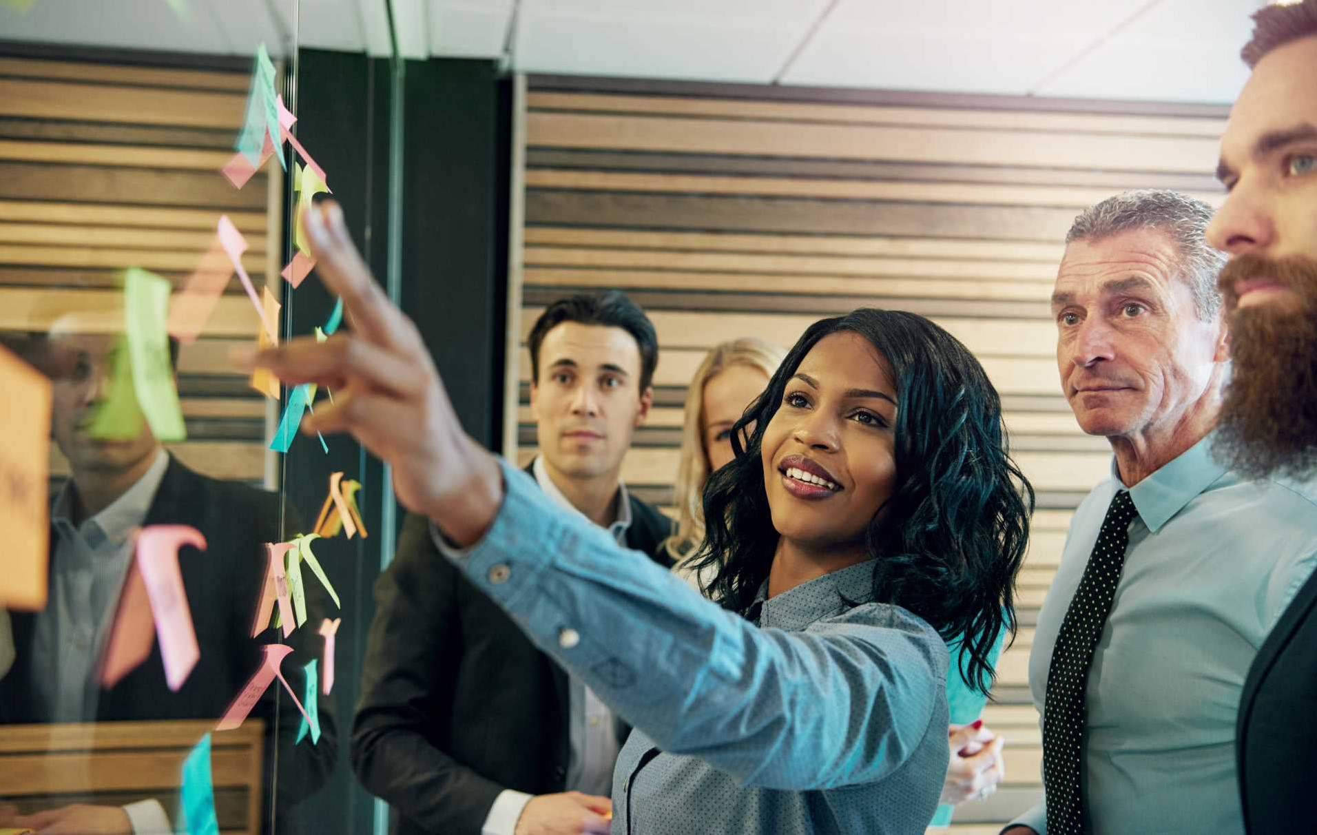 Grupp som tittar på postit-lappar