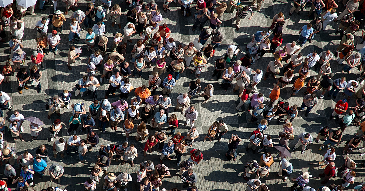 Bild ovanifrån som visar människor på torg