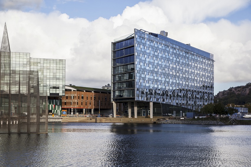 Foto: Lindholmen Science Park Bild på byggnader vid vatten