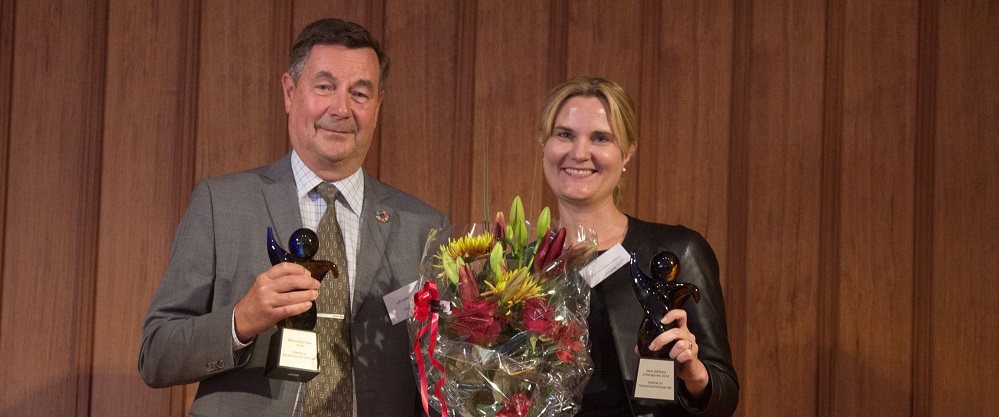 Leif Callenholm, ställföreträdande generaldirektör interna frågor, och Karolina Lirón Källåker, HR-chef, tar emot Vinnovas pris som Mest hållbara arbetsgivare. Leif Callenholm, ställföreträdande generaldirektör interna frågor, och Karolina Lirón Källåker, HR-chef, tar emot Vinnovas pris som Mest hållbara arbetsgivare